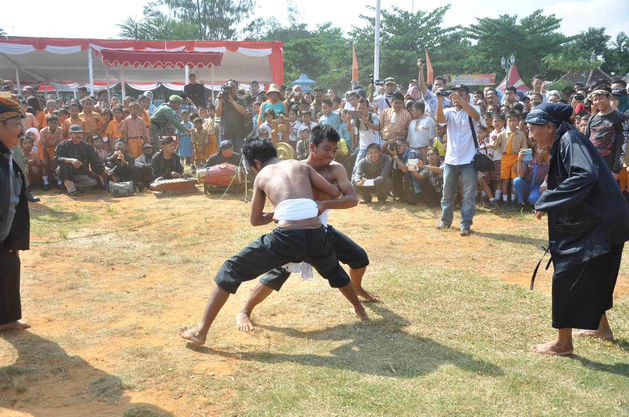 olahraga tradisonal Indonesia| khas rembang | Gulat Pathol | komandannews.com